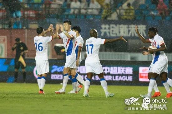 两位人气小鲜肉王俊凯、鹿晗在当天的活动中打头阵，而他们的粉丝更是早早守候在红毯上，举着灯牌和手幅等待与偶像近距离接触。