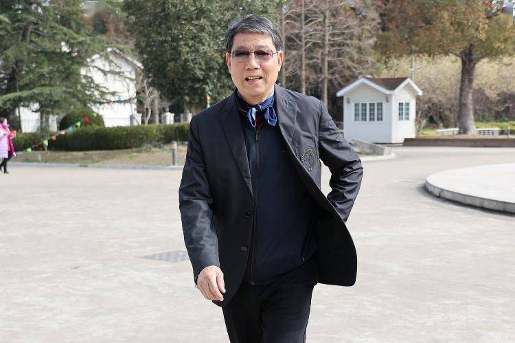 2026-01-20 电影《马腾你别走》以独特的叙事视角，将镜头对准帕金森病患者老林的晚年生活，通过一场意外的陪伴故事，引发了大众对老年心理、代际沟通与养老支持的深度思考。