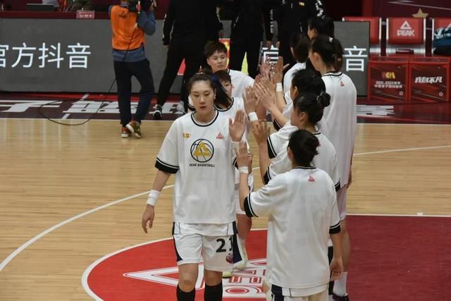 梅丽尔·斯特里普在影片中扮演女巫 霉霉抖森再撒狗粮！